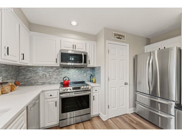 1735 PLATEAU St Ne, Salem, OR 97305