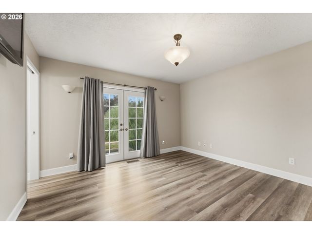 1735 PLATEAU St Ne, Salem, OR 97305