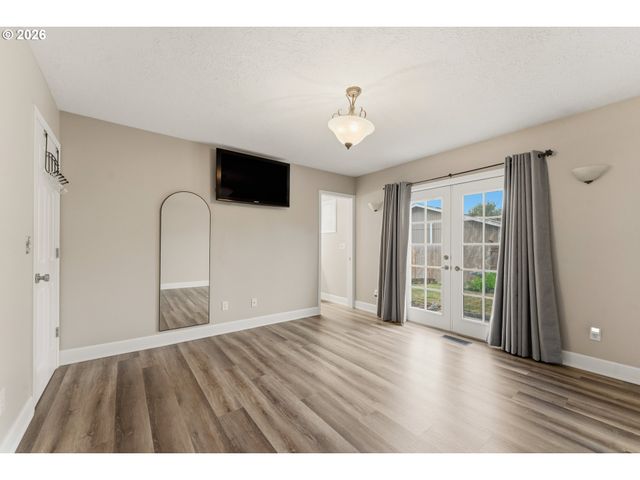 1735 PLATEAU St Ne, Salem, OR 97305