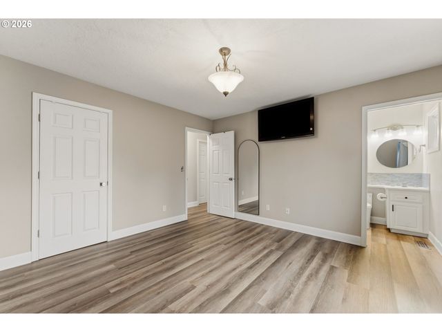 1735 PLATEAU St Ne, Salem, OR 97305