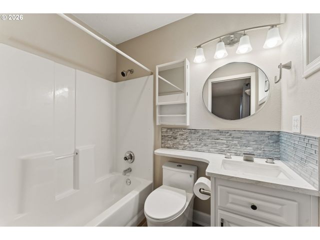 1735 PLATEAU St Ne, Salem, OR 97305