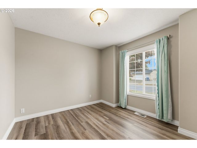 1735 PLATEAU St Ne, Salem, OR 97305