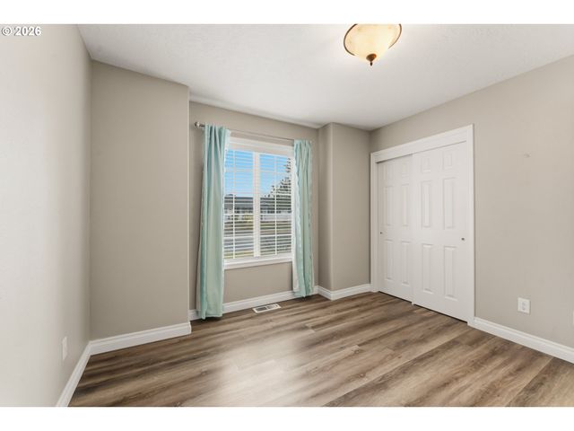 1735 PLATEAU St Ne, Salem, OR 97305