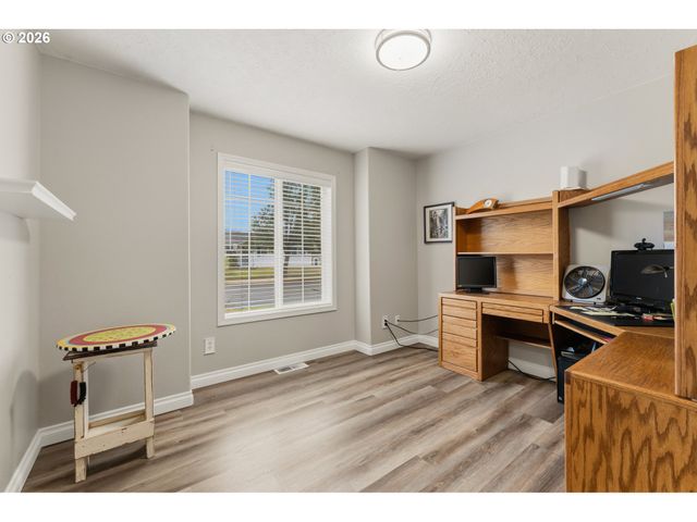 1735 PLATEAU St Ne, Salem, OR 97305