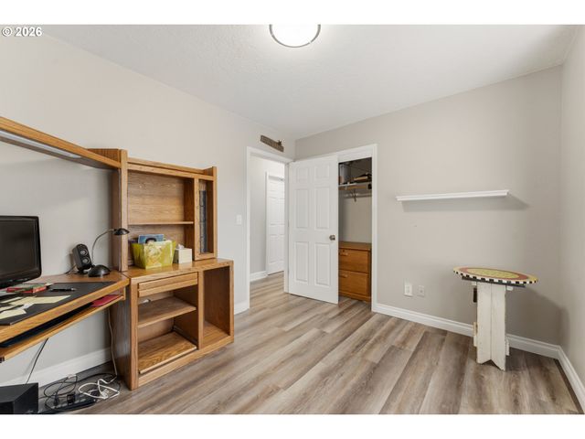 1735 PLATEAU St Ne, Salem, OR 97305