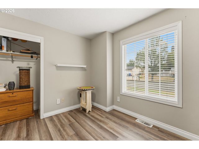 1735 PLATEAU St Ne, Salem, OR 97305