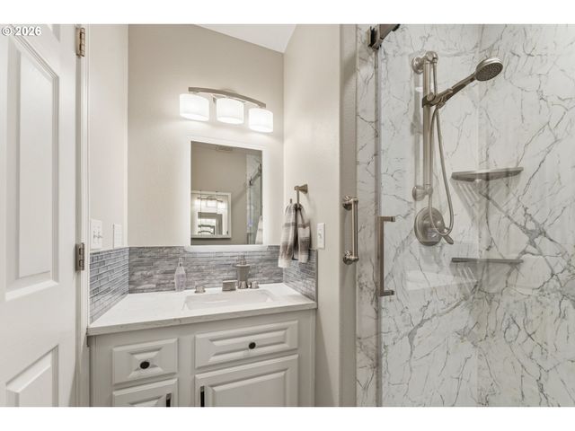 1735 PLATEAU St Ne, Salem, OR 97305