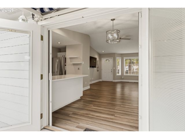 1735 PLATEAU St Ne, Salem, OR 97305