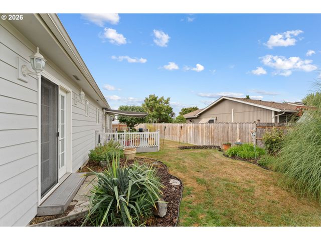 1735 PLATEAU St Ne, Salem, OR 97305