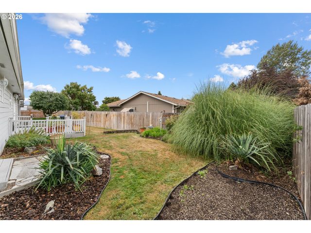 1735 PLATEAU St Ne, Salem, OR 97305