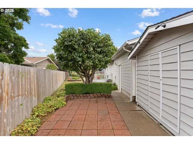 1735 PLATEAU St Ne, Salem, OR 97305
