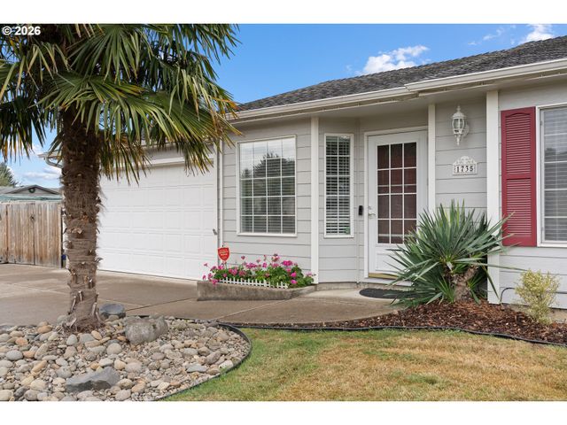 1735 PLATEAU St Ne, Salem, OR 97305