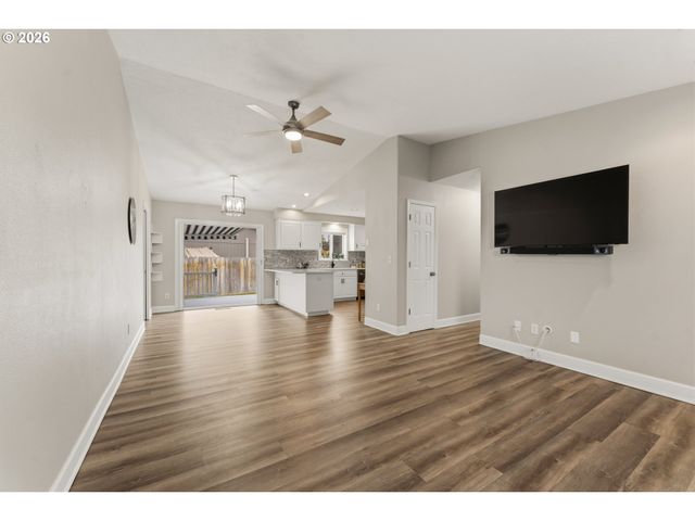 1735 PLATEAU St Ne, Salem, OR 97305