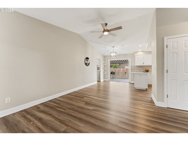 1735 PLATEAU St Ne, Salem, OR 97305