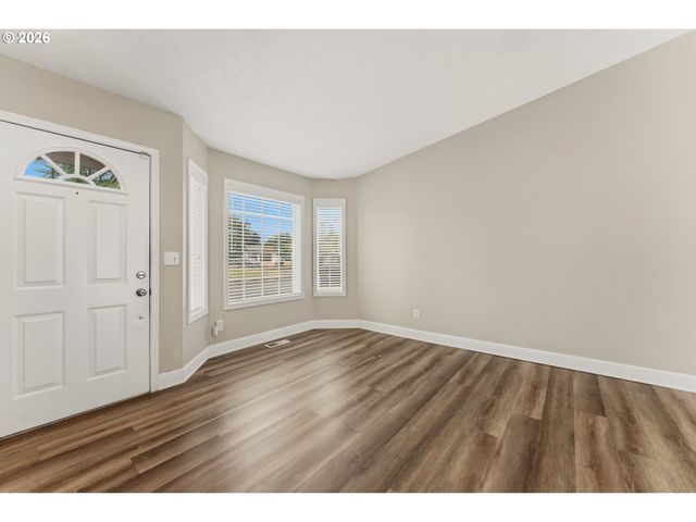 1735 PLATEAU St Ne, Salem, OR 97305