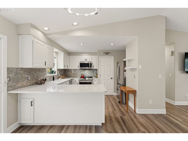 1735 PLATEAU St Ne, Salem, OR 97305