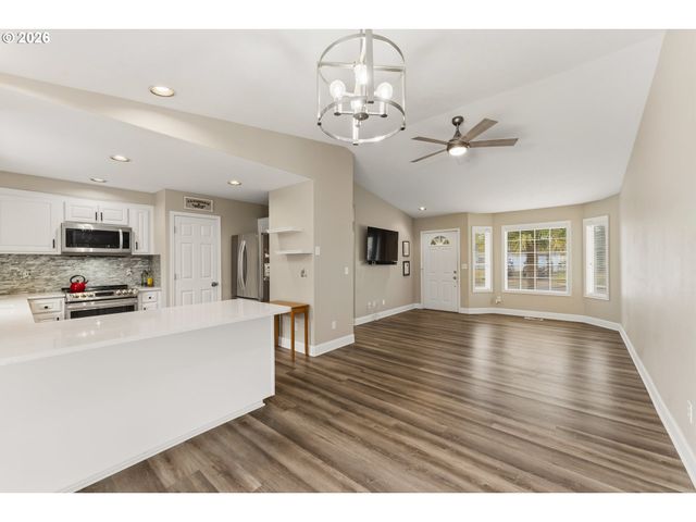 1735 PLATEAU St Ne, Salem, OR 97305