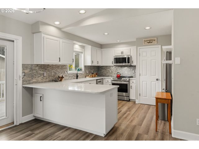 1735 PLATEAU St Ne, Salem, OR 97305