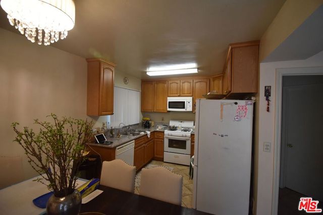 1320 N Columbus Avenue, Glendale, CA 91202