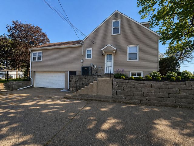 2325 N Marquette Street, Davenport, IA 52804