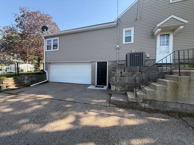 2325 N Marquette Street, Davenport, IA 52804