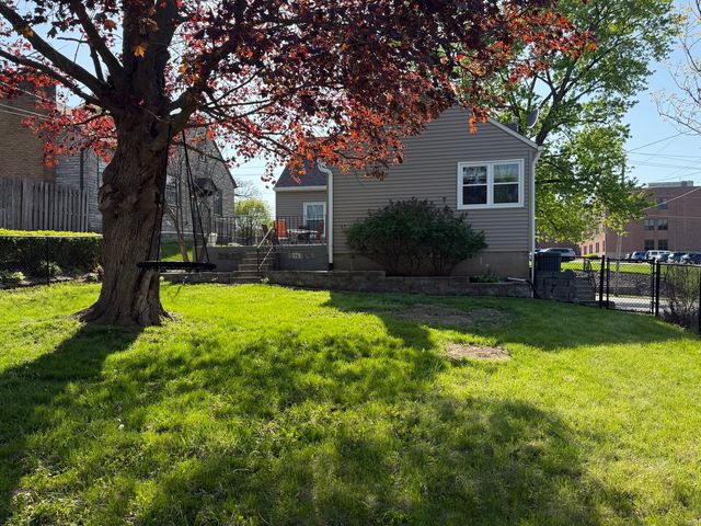 2325 N Marquette Street, Davenport, IA 52804