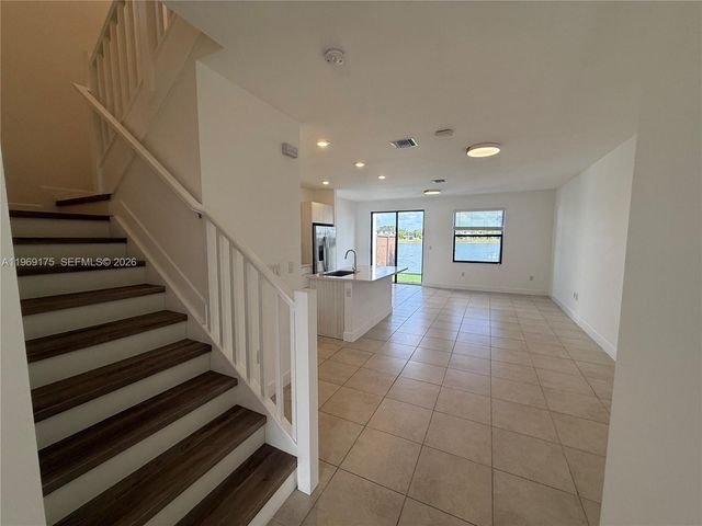 9117 NW 159th St, Miami Lakes, FL 33018