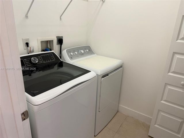 9117 NW 159th St, Miami Lakes, FL 33018