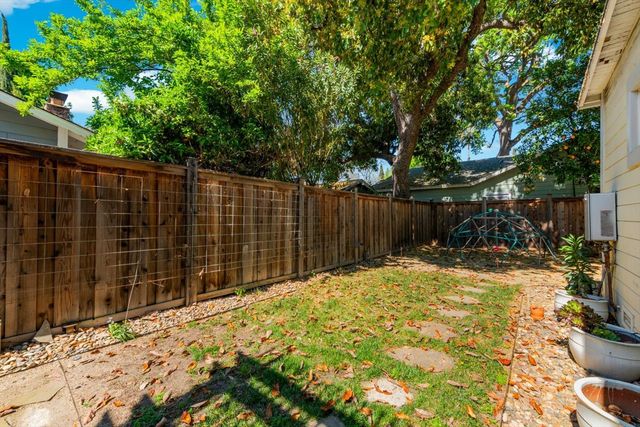 1121 4th St, Davis, CA 95616