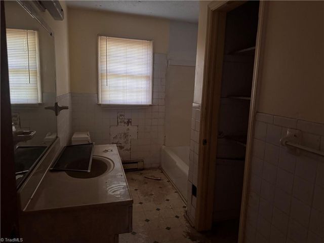 3260 Robinhood Road, Winston-salem, NC 27106