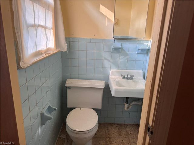 3260 Robinhood Road, Winston-salem, NC 27106