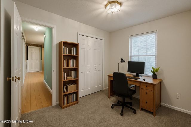 7900 Ridgehurst Pl, Louisville, KY 40299