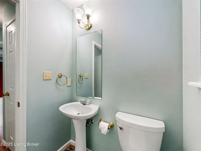 7900 Ridgehurst Pl, Louisville, KY 40299