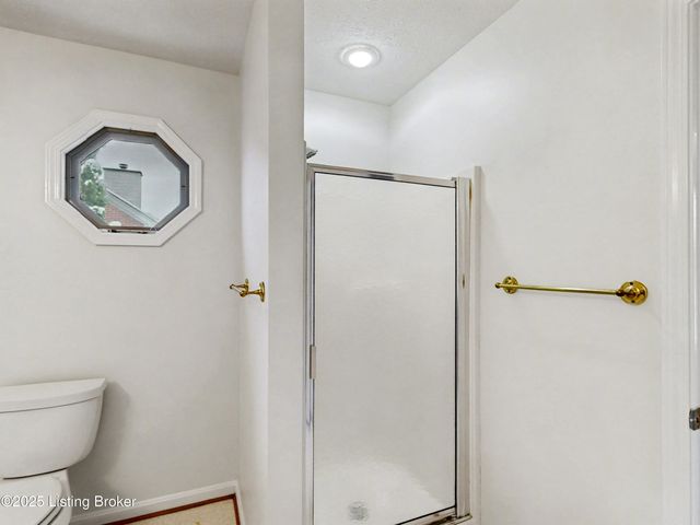 7900 Ridgehurst Pl, Louisville, KY 40299