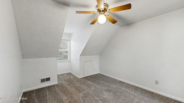 7900 Ridgehurst Pl, Louisville, KY 40299