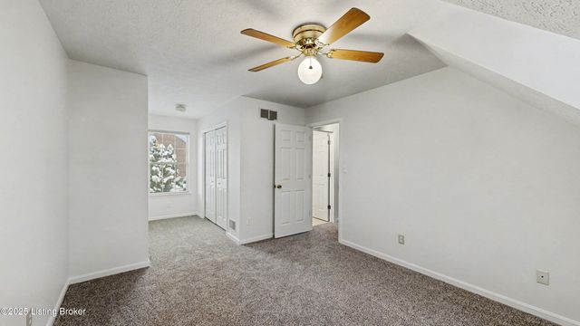 7900 Ridgehurst Pl, Louisville, KY 40299