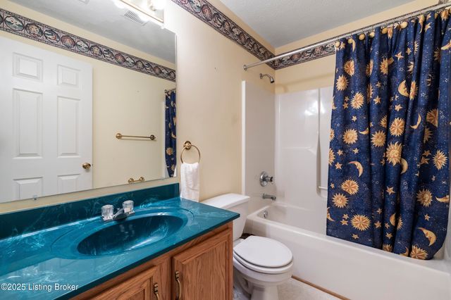 7900 Ridgehurst Pl, Louisville, KY 40299