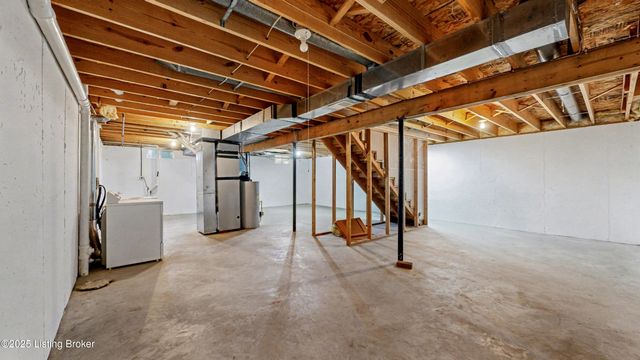 7900 Ridgehurst Pl, Louisville, KY 40299