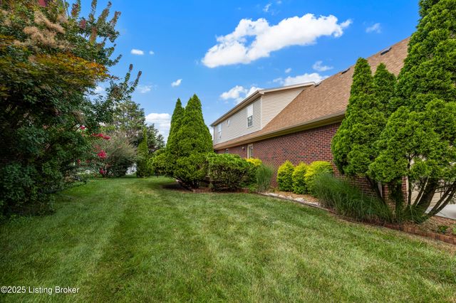 7900 Ridgehurst Pl, Louisville, KY 40299