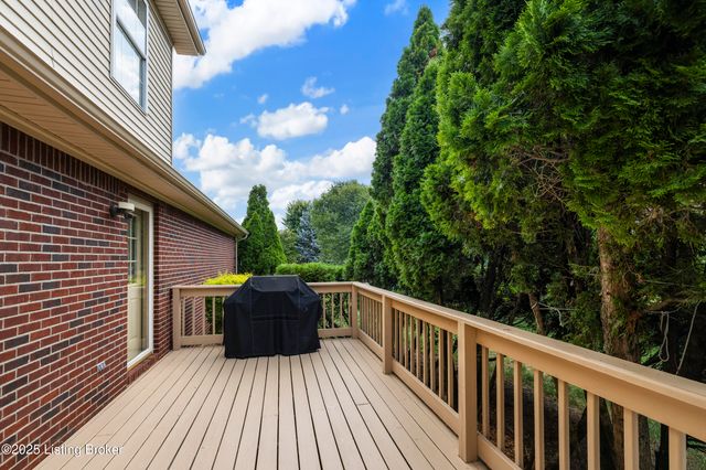 7900 Ridgehurst Pl, Louisville, KY 40299