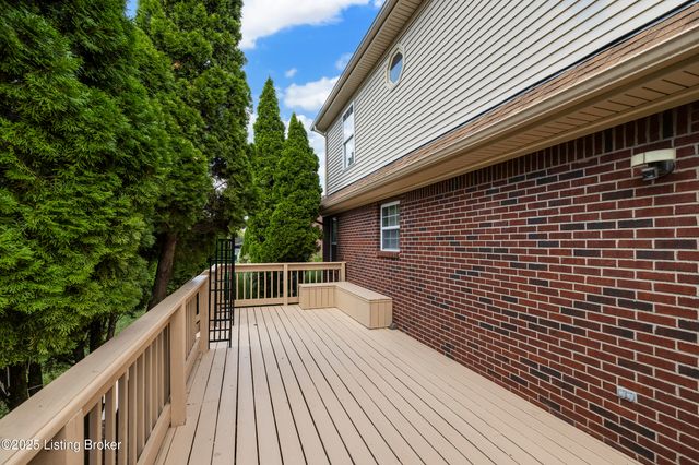 7900 Ridgehurst Pl, Louisville, KY 40299