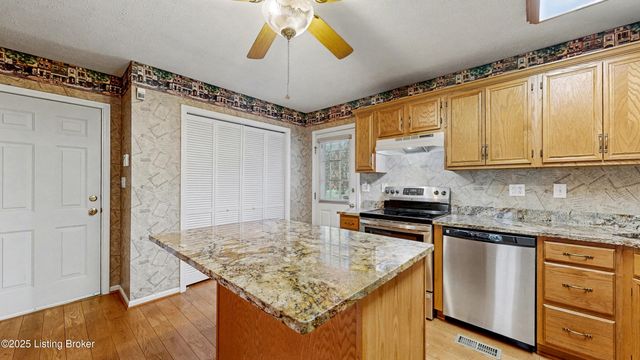 7900 Ridgehurst Pl, Louisville, KY 40299