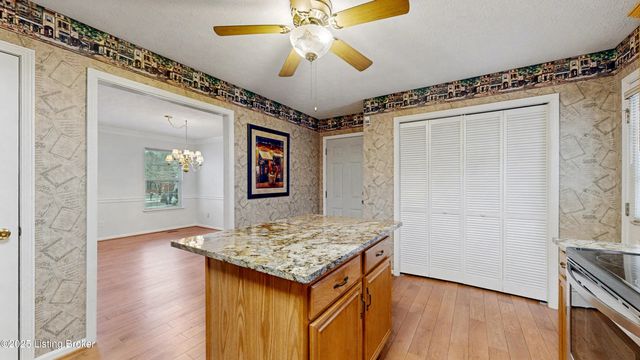 7900 Ridgehurst Pl, Louisville, KY 40299