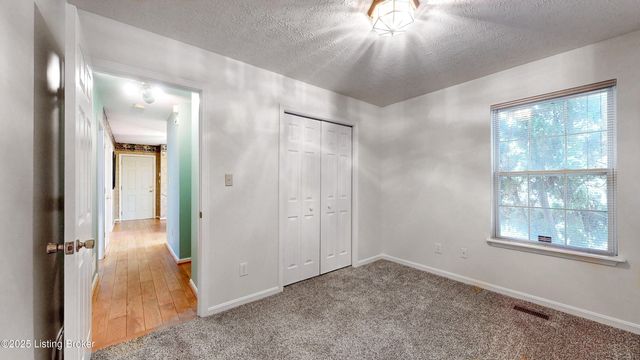 7900 Ridgehurst Pl, Louisville, KY 40299