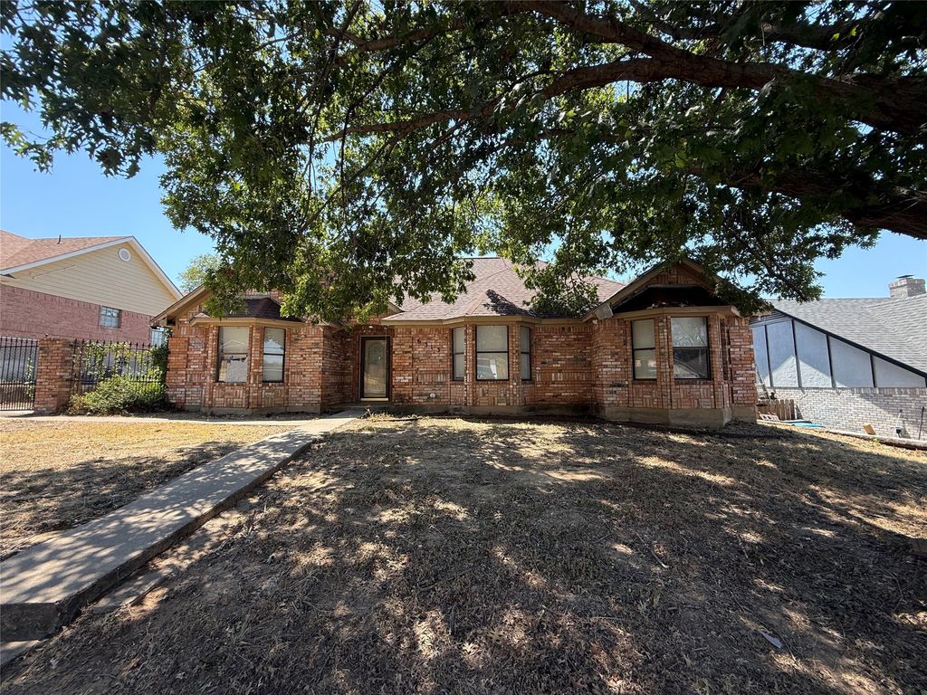 6313 Overlake Drive, Fort Worth, TX 76135 — exterior
