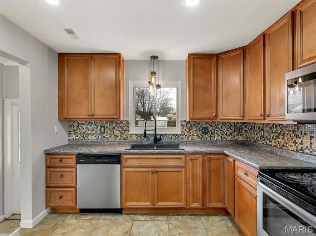 105 Lavernel Drive, Fenton, MO 63026