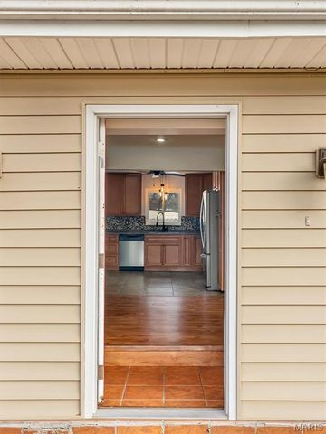 105 Lavernel Drive, Fenton, MO 63026