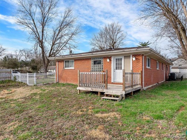 105 Lavernel Drive, Fenton, MO 63026