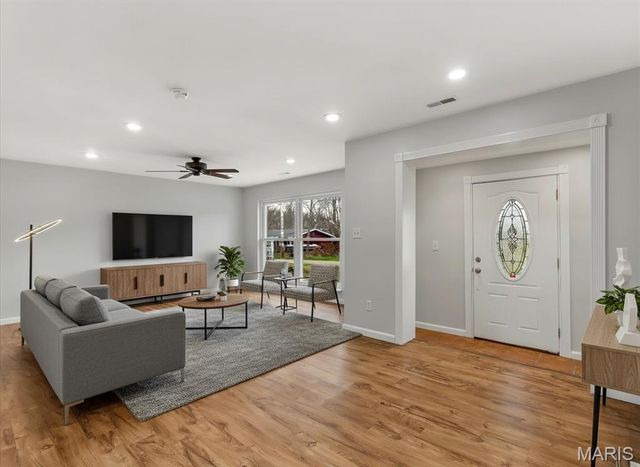 105 Lavernel Drive, Fenton, MO 63026