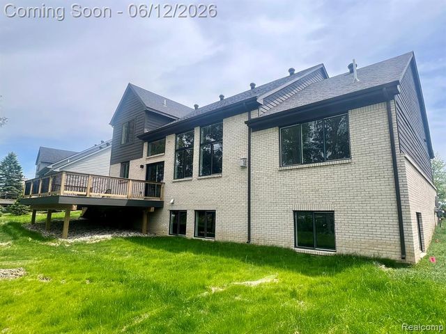 2934 W Walton Boulevard, Waterford, MI 48329